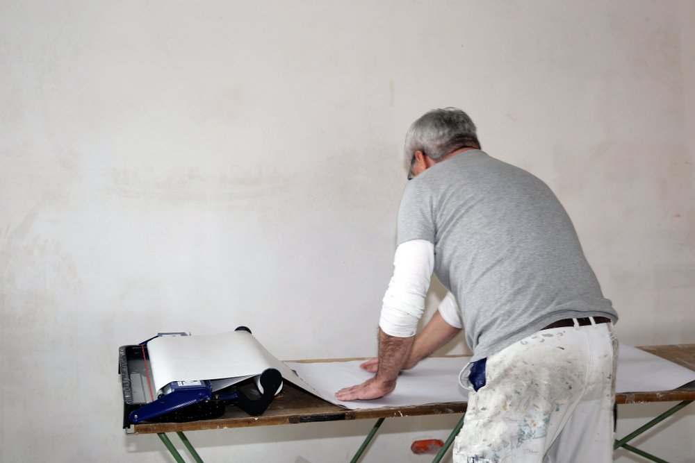 Renovlies aanbrengen in Venlo. Ontdek de materialen en beste techniek om te behangen met renovlies behang.